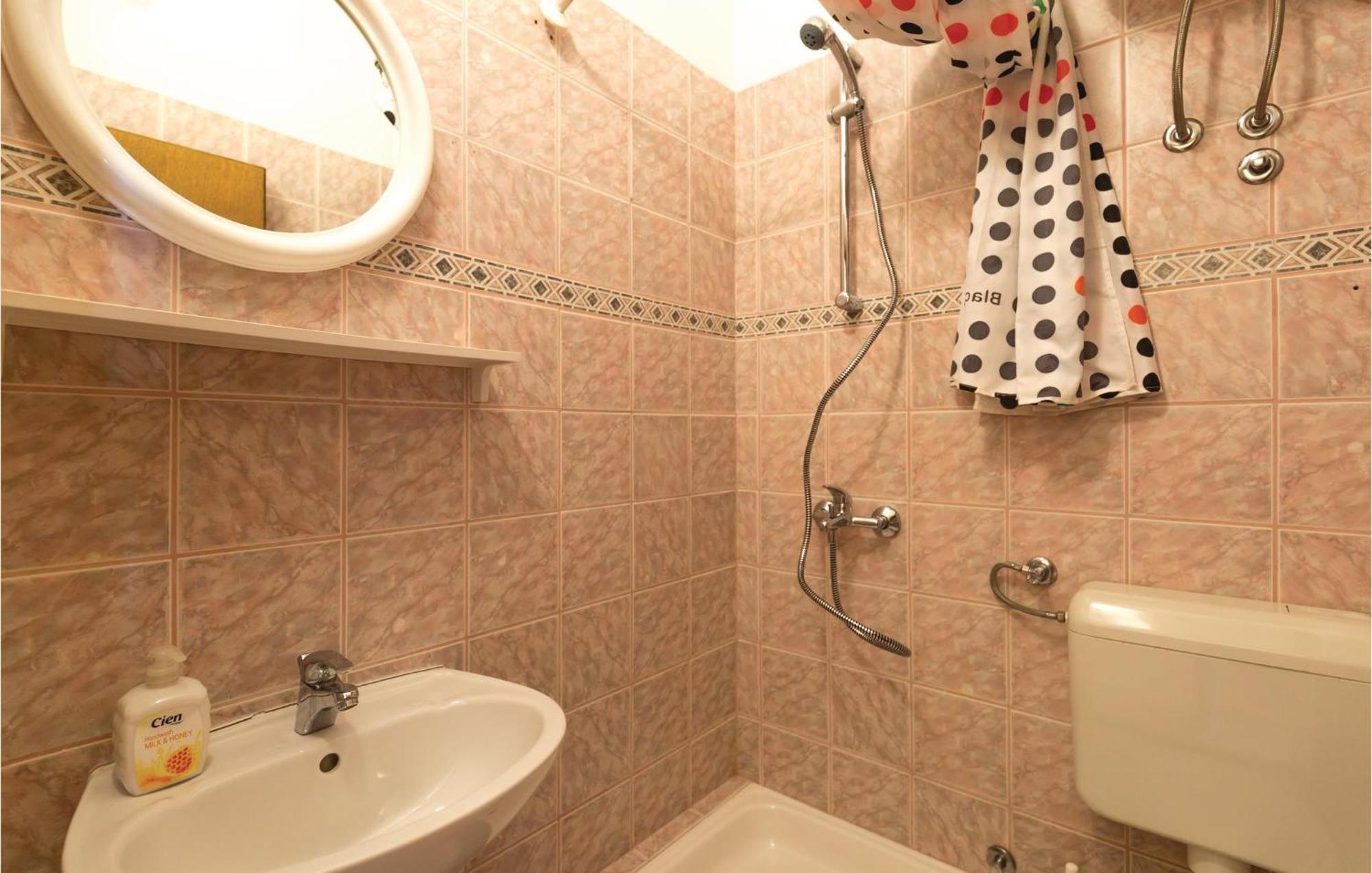 2 Bedroom Stunning Apartment In Makarska Exterior foto