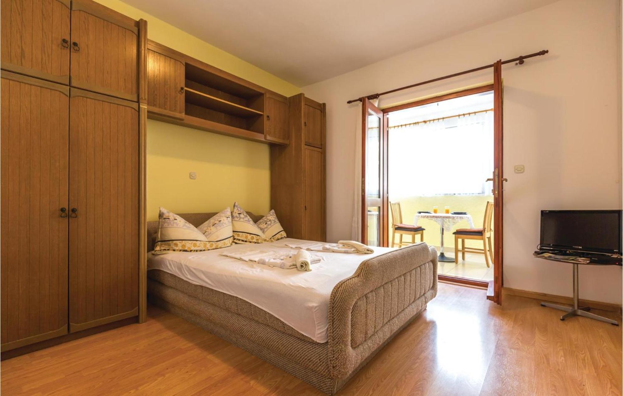 2 Bedroom Stunning Apartment In Makarska Exterior foto
