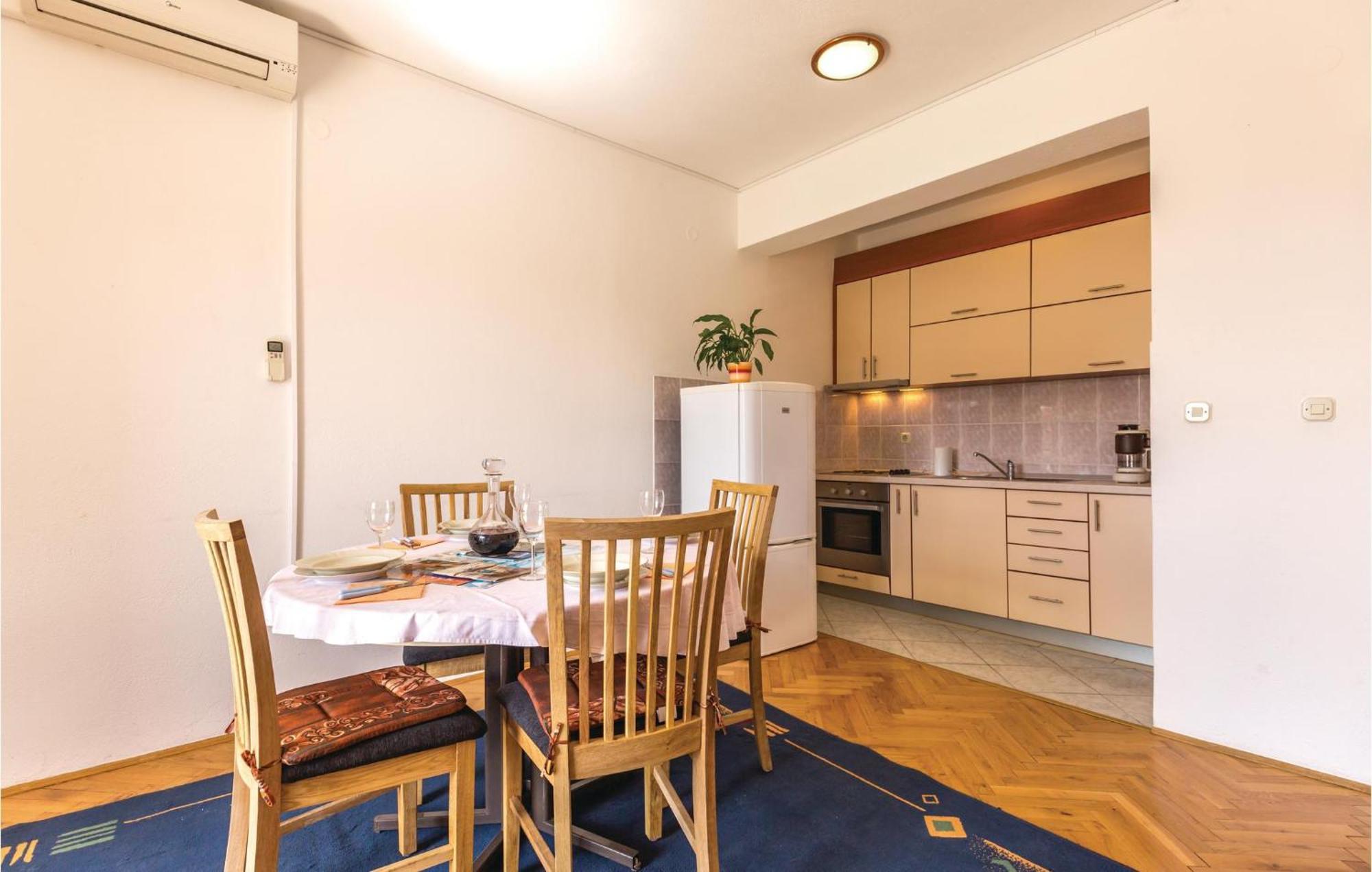 2 Bedroom Stunning Apartment In Makarska Exterior foto