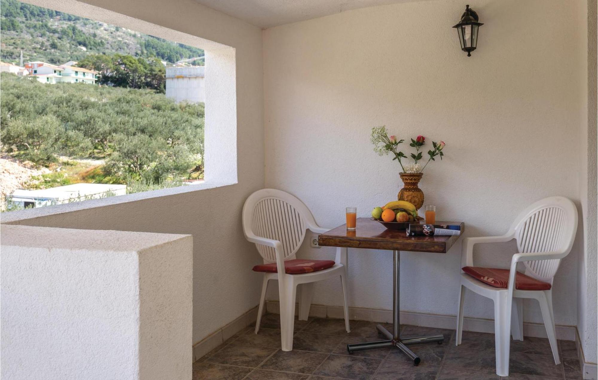 2 Bedroom Stunning Apartment In Makarska Exterior foto