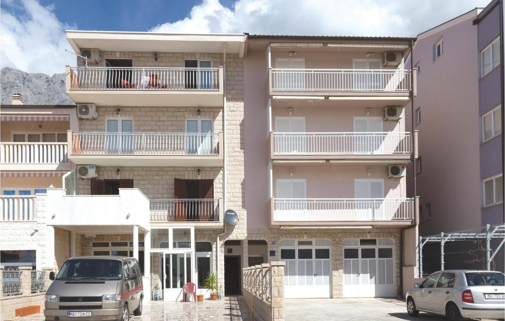 2 Bedroom Stunning Apartment In Makarska Exterior foto